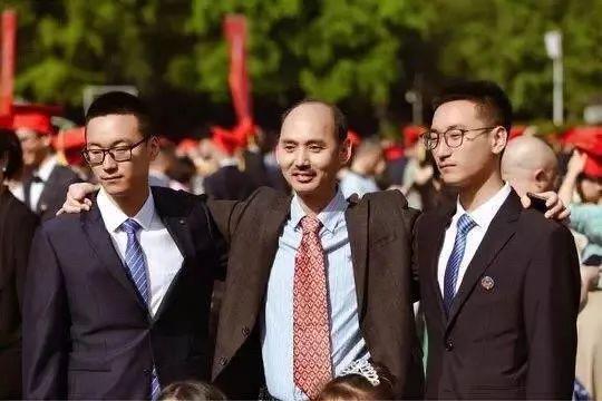 张家杰(左一)与张家豪(左三),和班主任彭老师在一起