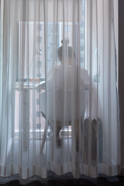 11月23日，北京青年路一家自习室内，一位顾客在VIP座位上学习。VIP顾客可以在门口挂上自己的名字，布置这个小空间。