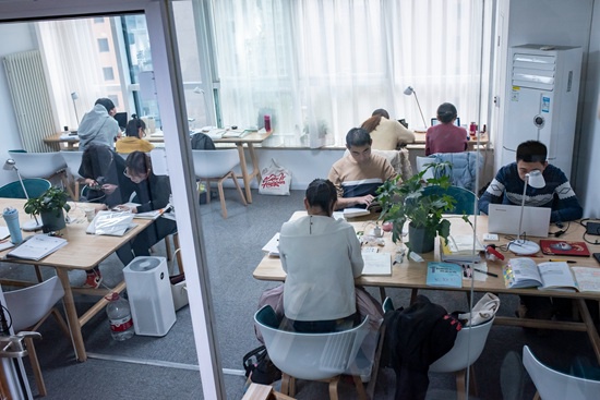 11月23日下午，北京青年路一家自习室一楼的开放区，不少顾客在学习。下午往往是付费自习室顾客最多的时候。
