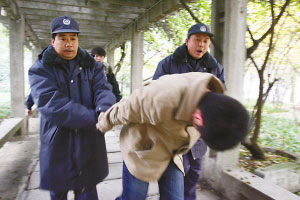 “考王”出售半岛在线注册作弊电子手表被捕(组图)