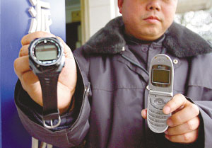 “考王”出售半岛在线注册作弊电子手表被捕(组图)